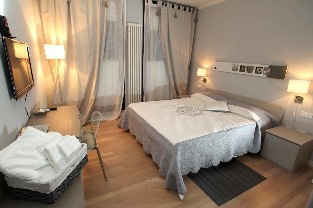 Bed In Bo Saragozza Hotel โบโลญญา ภายนอก รูปภาพ